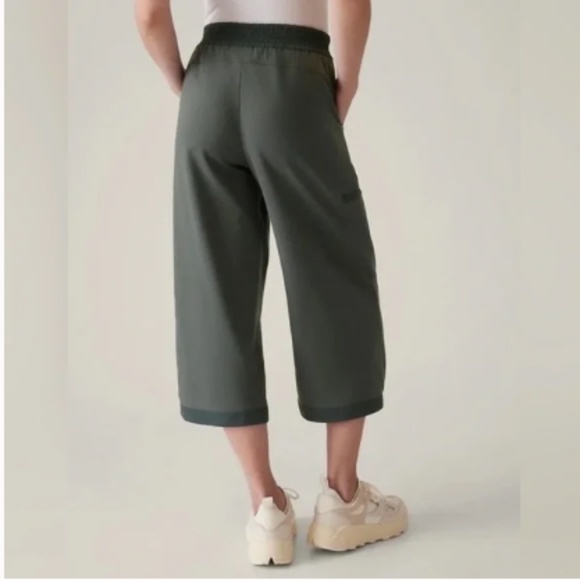 Athleta Triumph Hybrid Wide Crop Pant in Bali Green Sz S - Picture 3 of 16